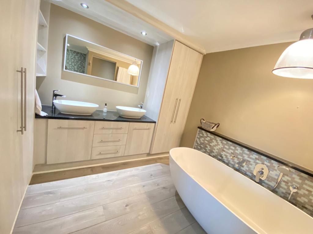 Loddey'S Self Catering Apartments - By Beach Collection Strand Luaran gambar